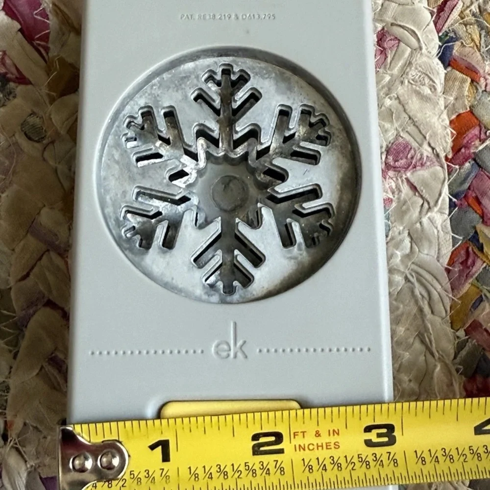 EK Tools SNOWFLAKE Paper Punch Puncher (2013) 2 1/2 Inch‎